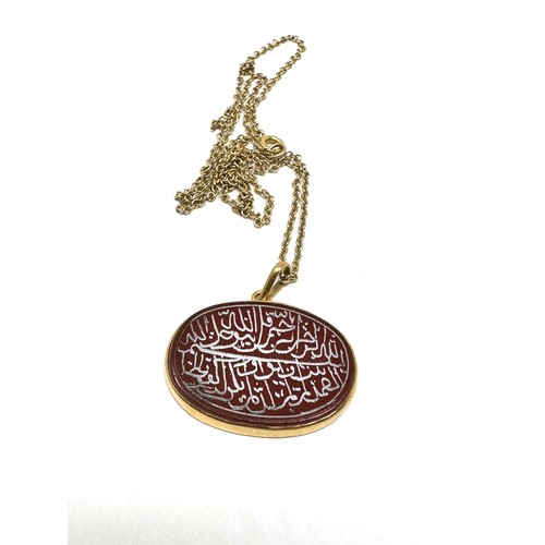 155 - 18ct gold  carnelian quran prayer engraved pendant necklace (5.5g)