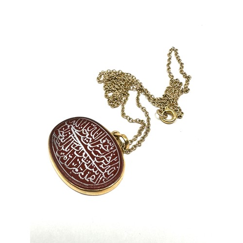 155 - 18ct gold  carnelian quran prayer engraved pendant necklace (5.5g)