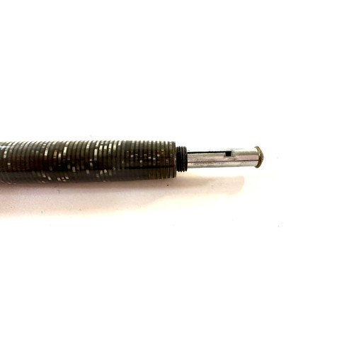 492 - Parker vacumatic fountain pen in silver pearl. Reg no 784404 marked to the top of the clip. clip app... 