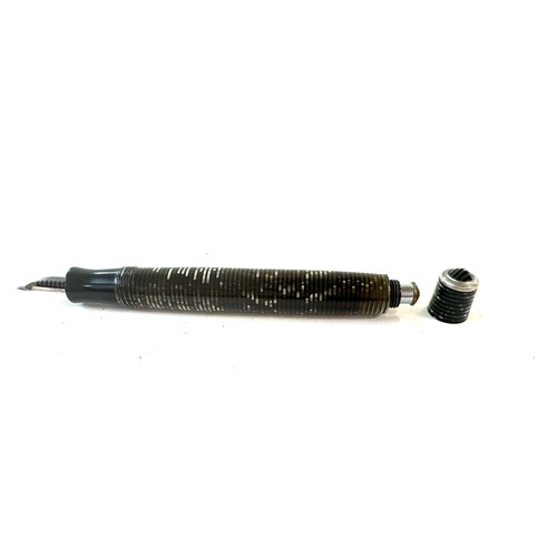 492 - Parker vacumatic fountain pen in silver pearl. Reg no 784404 marked to the top of the clip. clip app... 