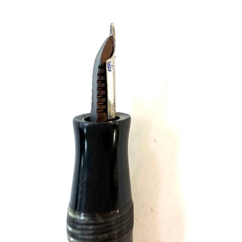 492 - Parker vacumatic fountain pen in silver pearl. Reg no 784404 marked to the top of the clip. clip app... 