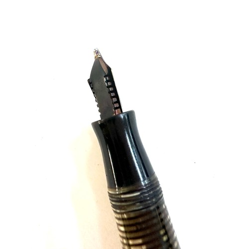 492 - Parker vacumatic fountain pen in silver pearl. Reg no 784404 marked to the top of the clip. clip app... 