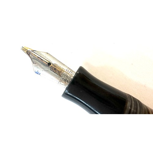 492 - Parker vacumatic fountain pen in silver pearl. Reg no 784404 marked to the top of the clip. clip app... 