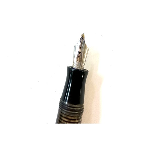 492 - Parker vacumatic fountain pen in silver pearl. Reg no 784404 marked to the top of the clip. clip app... 