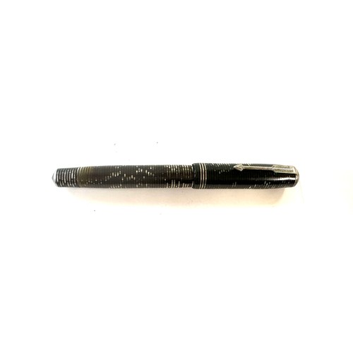 492 - Parker vacumatic fountain pen in silver pearl. Reg no 784404 marked to the top of the clip. clip app... 