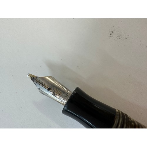 492 - Parker vacumatic fountain pen in silver pearl. Reg no 784404 marked to the top of the clip. clip app... 