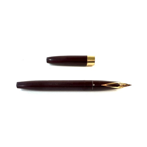 493 - Sheaffer triumph burgundy fountain pen with 14k nib. Made in USA. Clip is in over all good working o... 