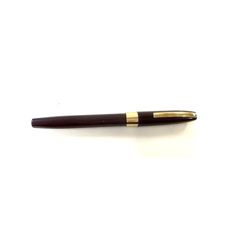 493 - Sheaffer triumph burgundy fountain pen with 14k nib. Made in USA. Clip is in over all good working o... 