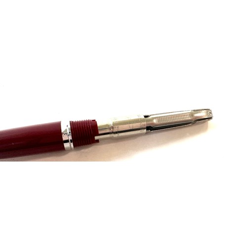 496 - Selection of 3 Parker fountain pens, includes parker 51. 
Burgandy and silver coloured cap is missin... 