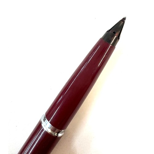 496 - Selection of 3 Parker fountain pens, includes parker 51. 
Burgandy and silver coloured cap is missin... 