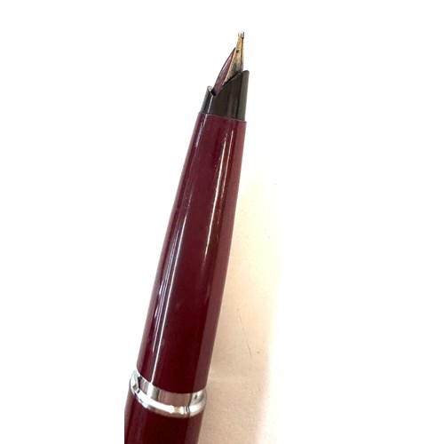 496 - Selection of 3 Parker fountain pens, includes parker 51. 
Burgandy and silver coloured cap is missin... 