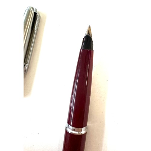 496 - Selection of 3 Parker fountain pens, includes parker 51. 
Burgandy and silver coloured cap is missin... 