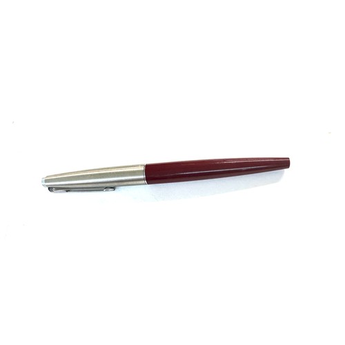 496 - Selection of 3 Parker fountain pens, includes parker 51. 
Burgandy and silver coloured cap is missin... 