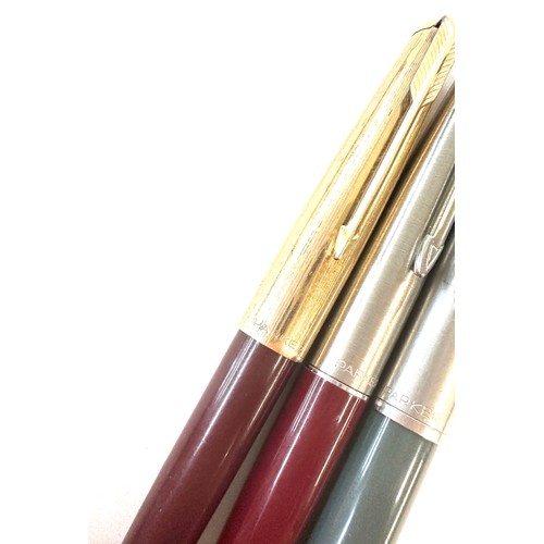 496 - Selection of 3 Parker fountain pens, includes parker 51. 
Burgandy and silver coloured cap is missin... 