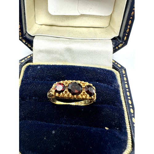 388 - 18ct gold garnet ring (3.5g)