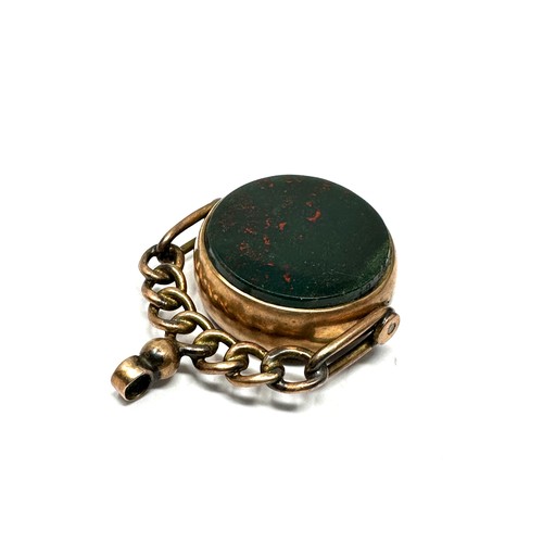 394 - 9ct gold antique bloodstone and carnelian set spinner fob (7.5g)