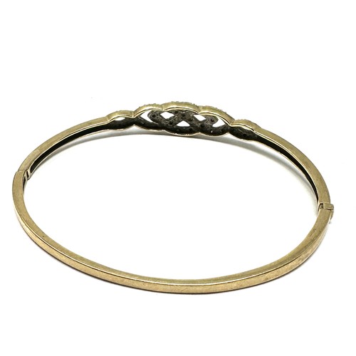 141 - 9ct gold diamond bangle (9.1g)