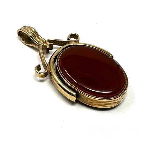 377 - 9ct gold carnelian & chalcedony spinner fob (5.4g)