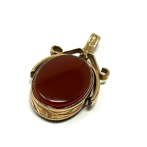 377 - 9ct gold carnelian & chalcedony spinner fob (5.4g)