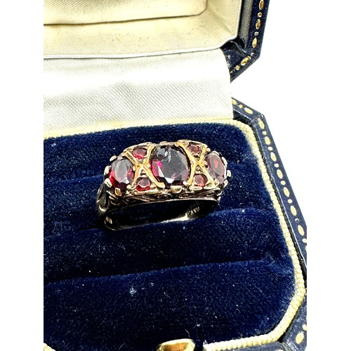 384 - 9ct gold vintage garnet ring central garnet chipped  (3.8g)