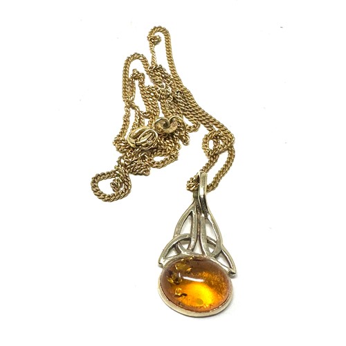 369 - 9ct gold amber pendant necklace (3g)