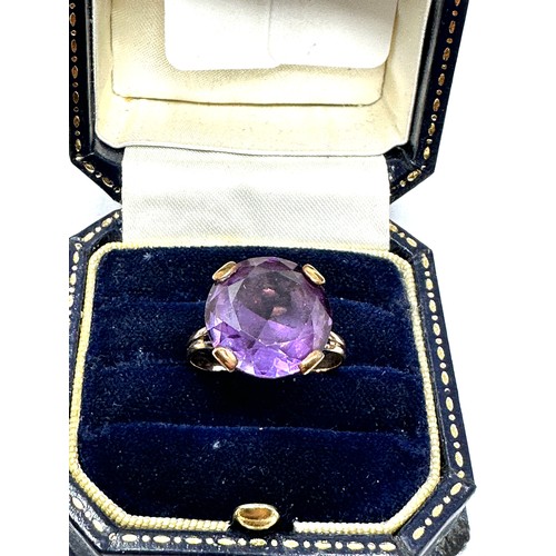 133 - 14ct gold synthetic colour change sapphire ring (3.5g)