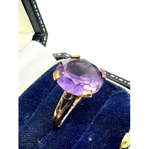 133 - 14ct gold synthetic colour change sapphire ring (3.5g)