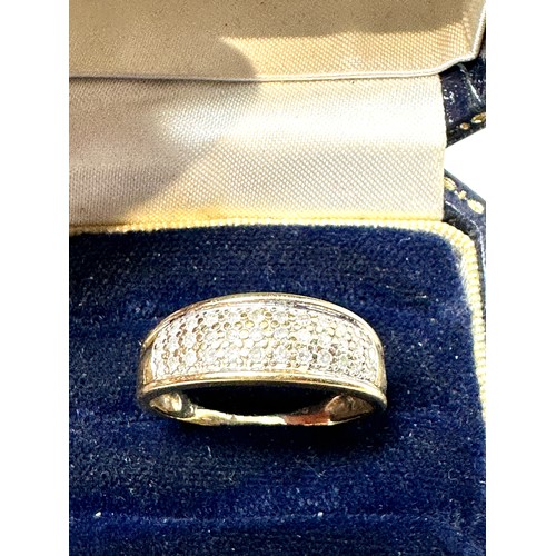 113 - 9ct gold diamond ring (2.5g)