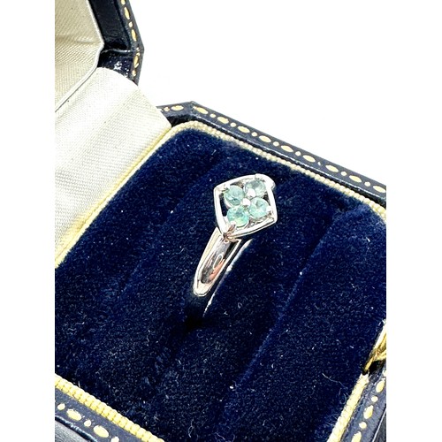 102 - 9ct white gold green gemstone ring (2g)