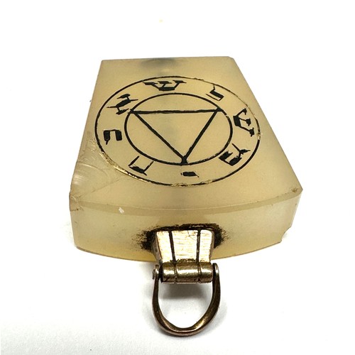 155 - 9ct Gold Antique Masonic Blush Glass Decorative Fob - chips to glass  (9.7g)