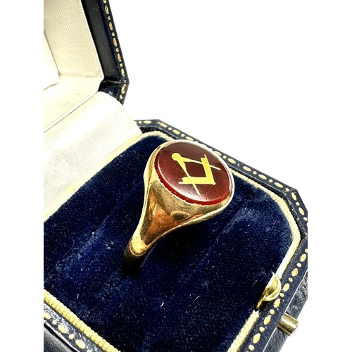 343 - 9ct Gold Vintage masonic Carnelian  Ring (4.9g)