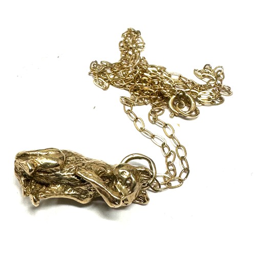 355 - 9ct Gold Vintage Grooming Cat Charm Pendant Necklace (7.3g)