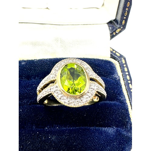 286 - 9ct Gold Diamond And Peridot  Ring (3.7g)