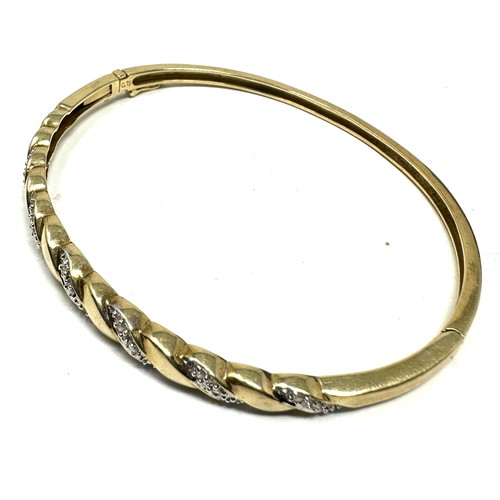 256 - 9ct Gold Diamond Hinged Bangle Bracelet (9.5g)