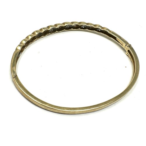 256 - 9ct Gold Diamond Hinged Bangle Bracelet (9.5g)