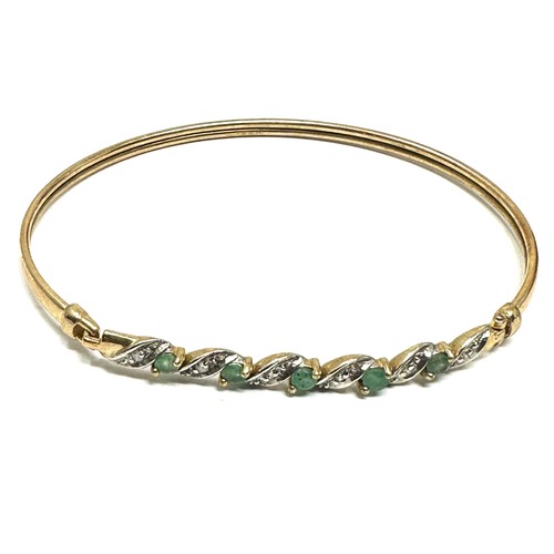 255 - 9ct  Gold Diamond And Emerald Hinged Bangle Bracelet (4.5g)