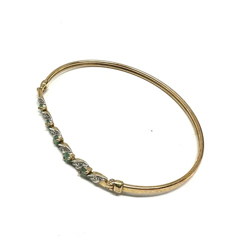 255 - 9ct  Gold Diamond And Emerald Hinged Bangle Bracelet (4.5g)