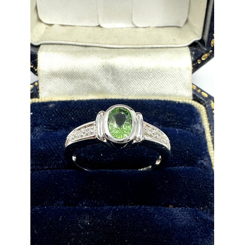 332 - 9ct White Gold Green Gemstone S Ring With Diamond Shoulders (2.8g)