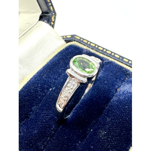 332 - 9ct White Gold Green Gemstone S Ring With Diamond Shoulders (2.8g)