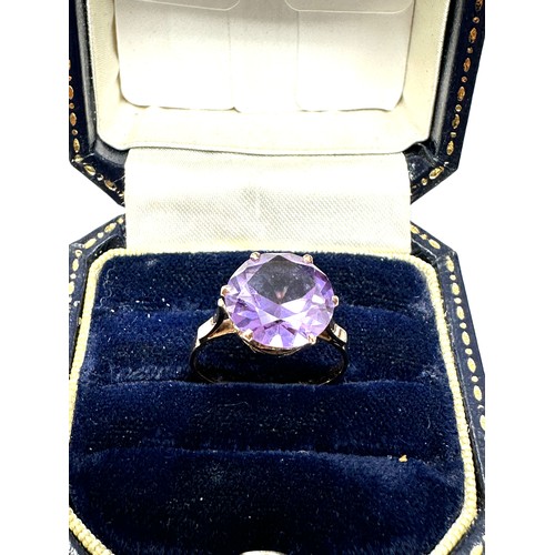 312 - 9ct Gold Synthetic Colour Change Sapphire Single Stone Ring (2.2g)