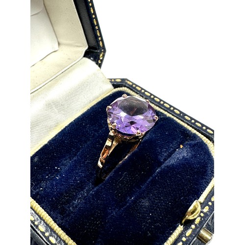 312 - 9ct Gold Synthetic Colour Change Sapphire Single Stone Ring (2.2g)