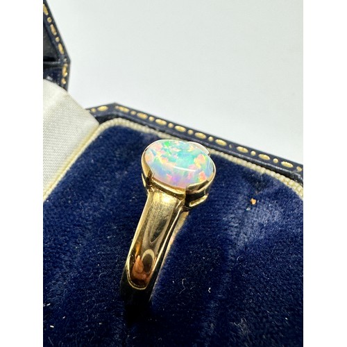 338 - 9ct Gold Synthetic White Opal Single Stone Ring (2.3g)