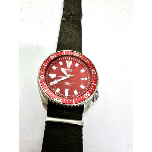 462 - Seiko Gents scuba divers automatic wrist watch 150m red dial 7002-700j