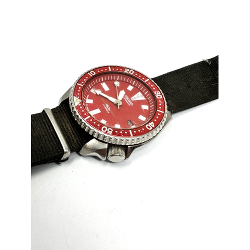 462 - Seiko Gents scuba divers automatic wrist watch 150m red dial 7002-700j