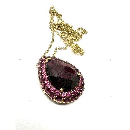 250 - 9ct gold garnet pendant necklace (6.6g)