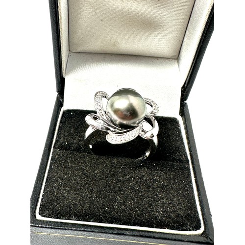 249 - 9ct white gold diamond and cultured pearl  ring (5.5g)