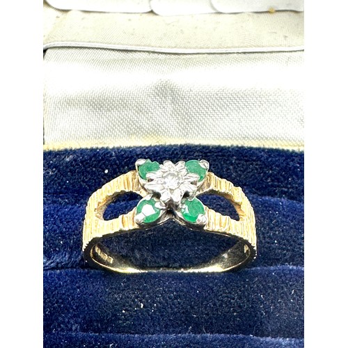 391 - 18ct gold diamond & emerald ring (3.5g)