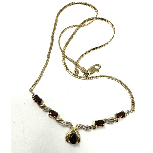 389 - 9ct gold diamond and garnet necklace (6g)