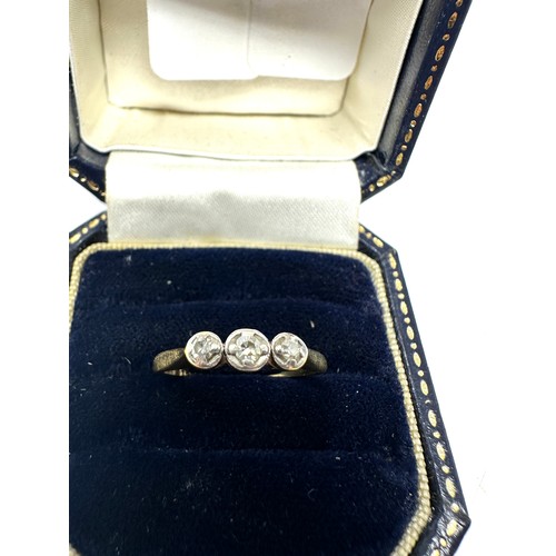 140 - 18ct gold diamond  ring (2.1g)