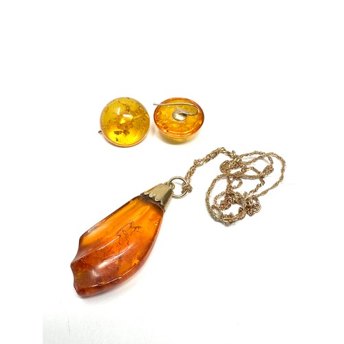 395 - 9ct gold mount amber pendant necklace & earrings (8.3g)